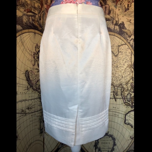 Tex by maxazria pearl white skirt. Size 2 - Picture 4 of 5